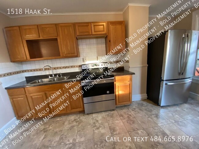 Primary Photo - 1518 Haak St