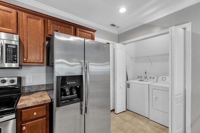 Building Photo - $500 OFF FIRST MONTHS RENT!