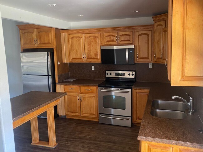 Building Photo - Nicely updated 3/2 SFH in Glendale w no HOA