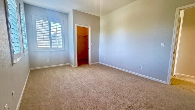 Building Photo - New listing! Bright and Spacious, Close to Parks and Trails