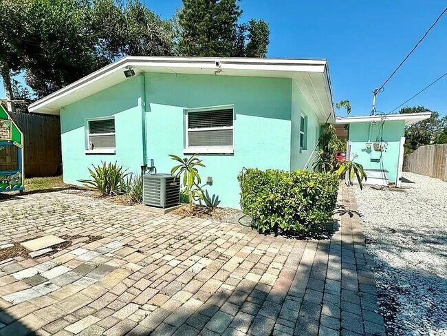 Building Photo - 528 E Center St