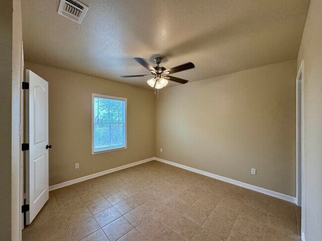 Building Photo - 203 Kennedy Dr