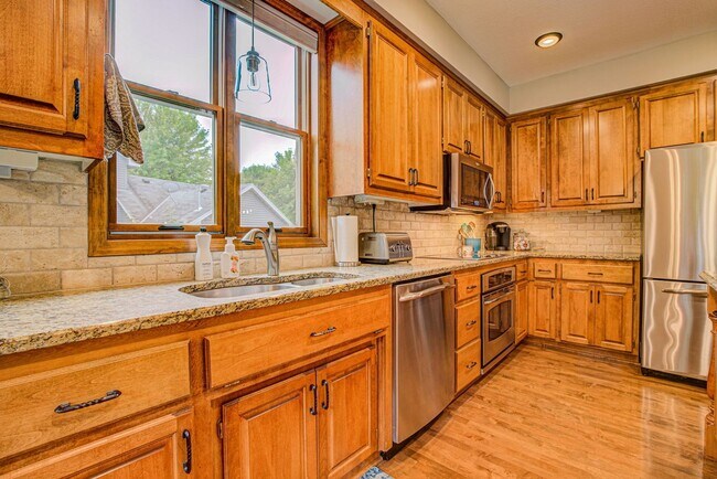 Building Photo - Immaculate 5 Bedroom 4 Bath in Chanhassen - Available August 1st.