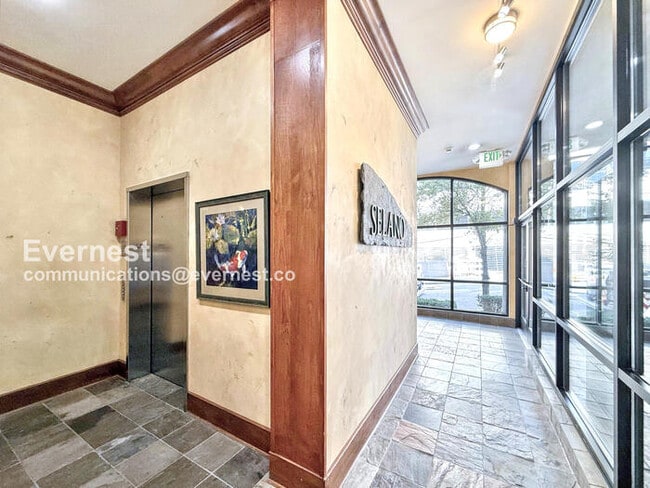 Building Photo - 133 Queen Anne Ave N