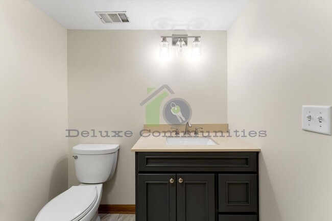 Building Photo - 4 bedroom 3.5 bath