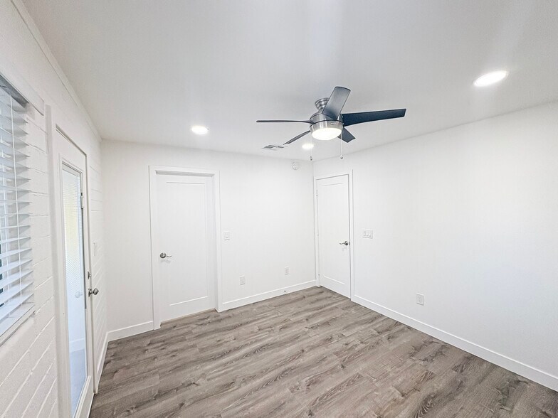 Building Photo - 2737 E Glenrosa Ave