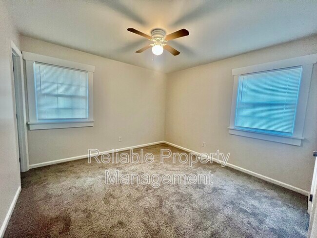 Building Photo - 1703 Foxwood Dr