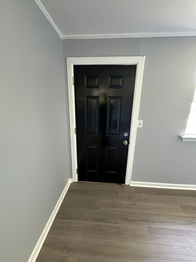Building Photo - Cozy 2 Bed Room Rental with Large Yard & Easy Commute