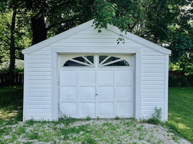 Building Photo - 810 S Luick Ave