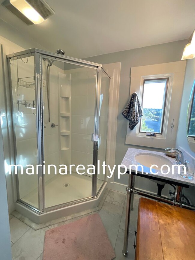 Building Photo - Welcome to this stunning 3 Bedroom 2 Bath ...