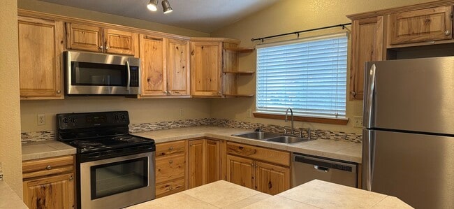 Building Photo - NE Bend Single Level 3 Bedroom / 2 Bathroom - PENDING APPLICATION