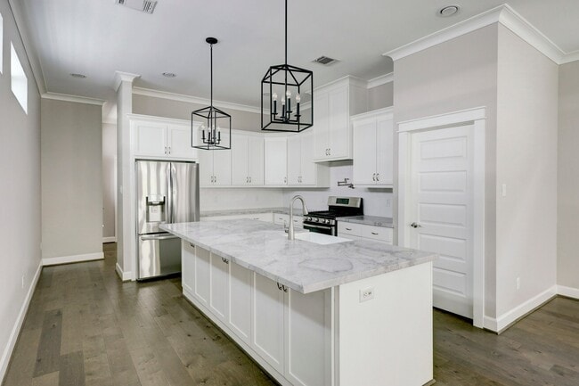 Building Photo - 5233 Larkin St