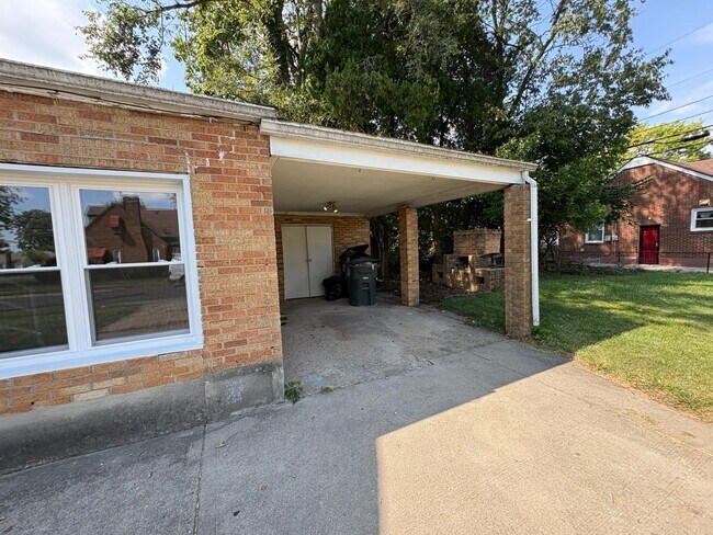 Building Photo - 2401 Rugby Rd