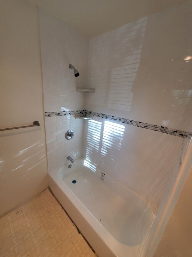 Building Photo - Refurbished Cape Cod Townhome – 2 Master B...