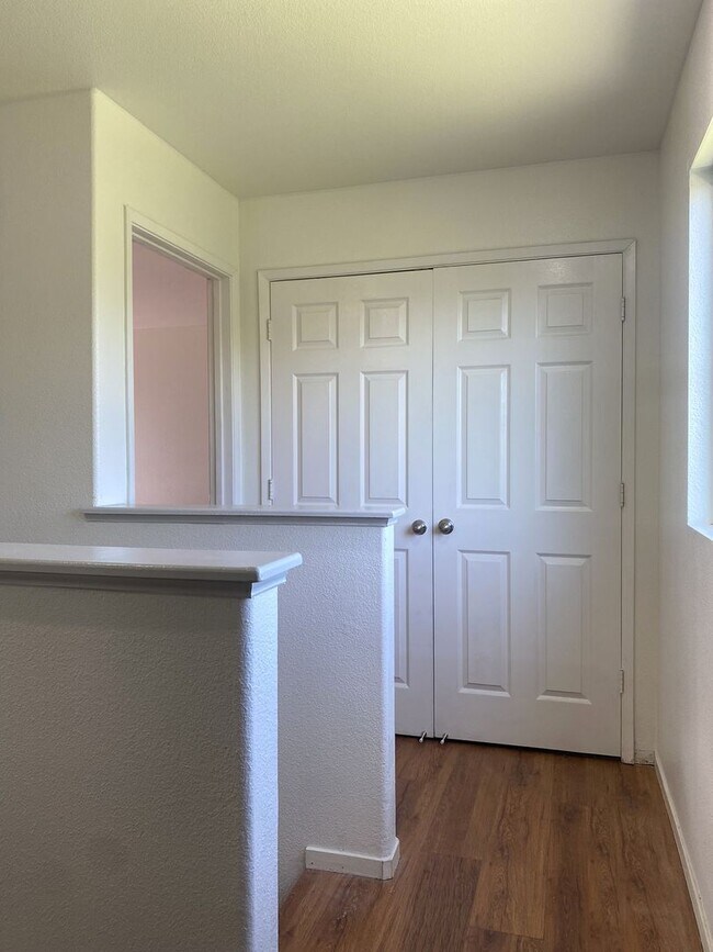 Building Photo - Don’t Miss Out on this 3/2.5 home