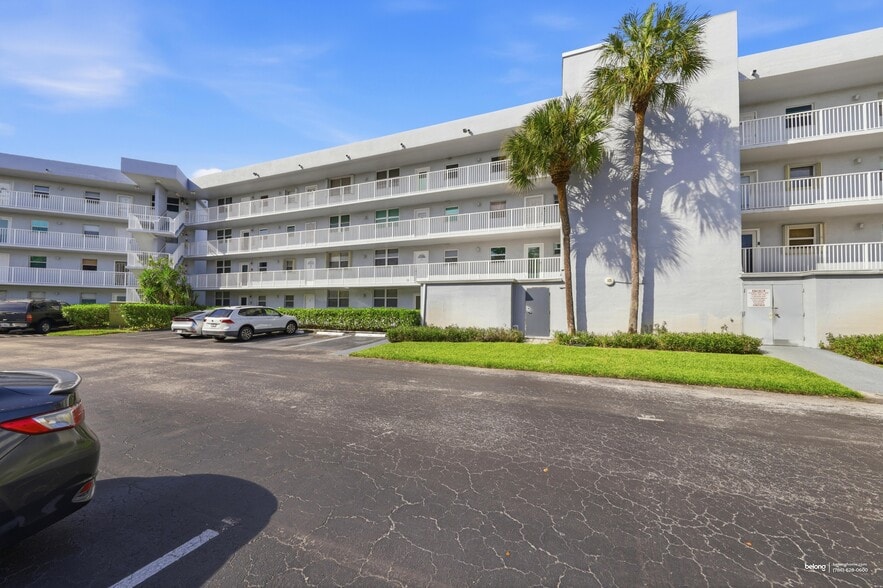 Building Photo - 121 Royal Pk Dr