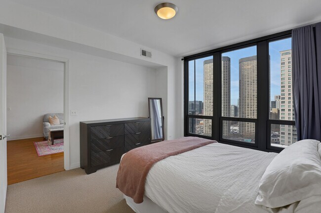 Building Photo - 565 W Quincy St