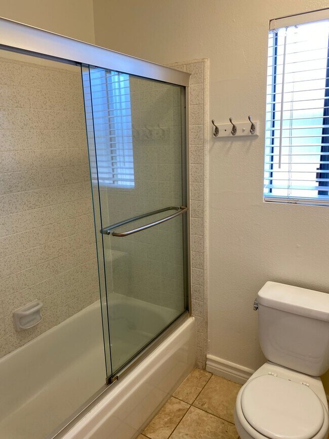 Building Photo - Spacious and Renovated Santa Monica Townho...