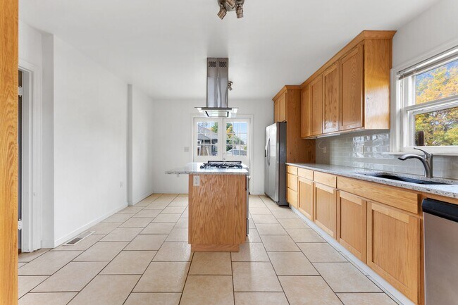 Building Photo - Spacious 6 Bed 2 Bath Home- N Portland Charmer!