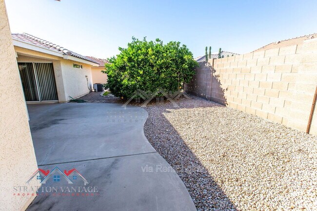 Building Photo - 10864 E Lindner Ave