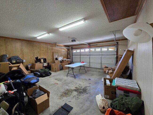 Building Photo - 3275 Oleander Dr