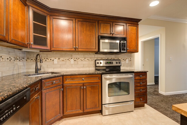 Building Photo - 242 Maple Ave