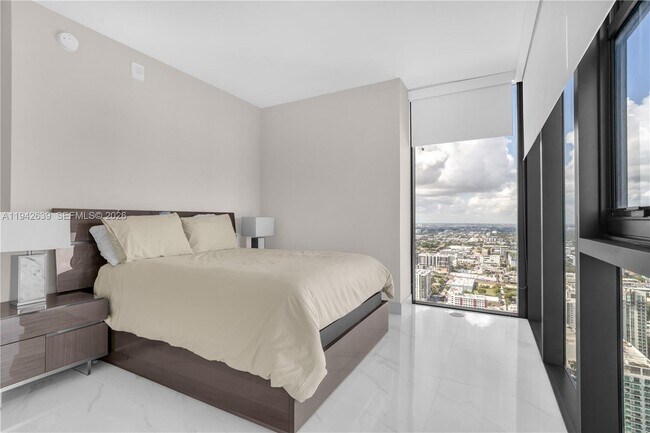 Building Photo - 700 NE 24th St