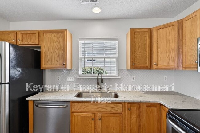 Building Photo - 138 Tannenbaum Cir