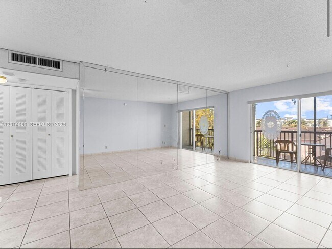 Building Photo - 8005 Lake Dr