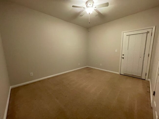 Building Photo - Beautiful 2 Bedroom Condo off of Shelbyvil...