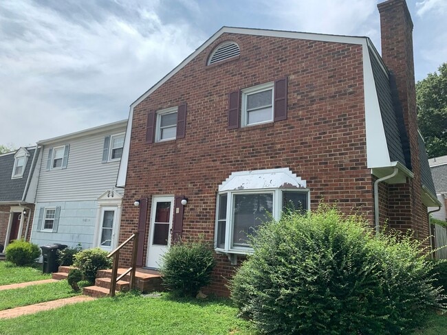 Building Photo - End Unit Townhome off Old Forest Road