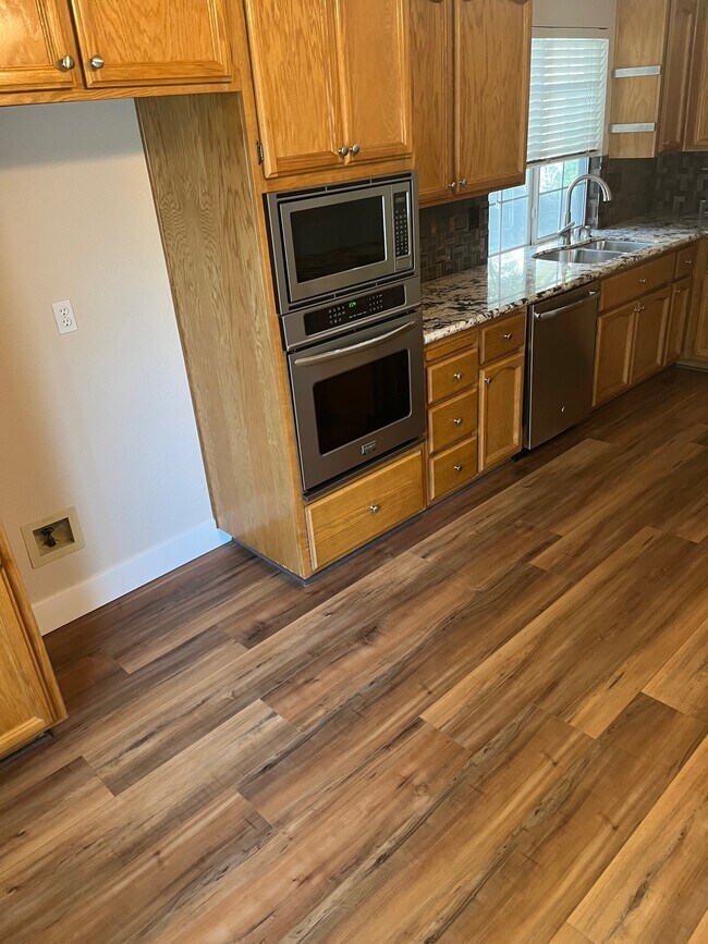 Building Photo - 3367 Chapelle Dr