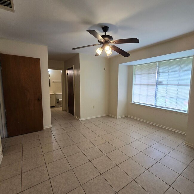 Building Photo - 8556 Leake Ave