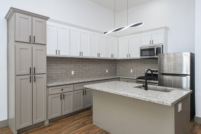 Building Photo - 5901 Crest Ct