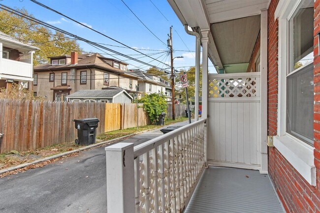 Building Photo - Bright 2 Bedroom, 1.5 Bath Home in Allison Hill!