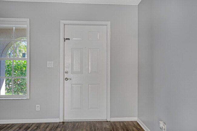 Building Photo - 3464 Commodore Ct