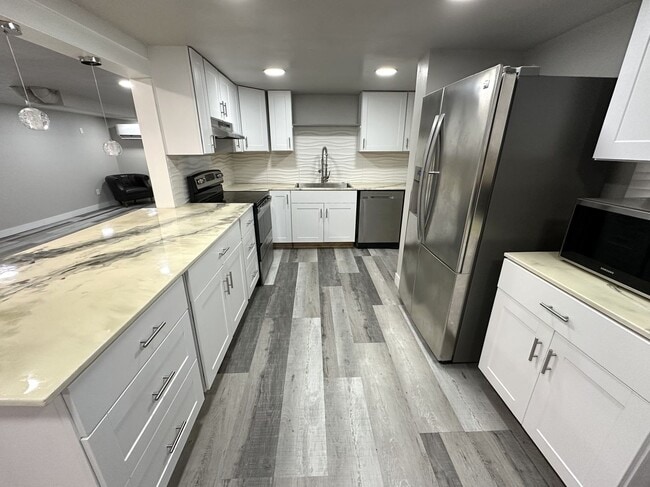 Building Photo - 1st Rent Month Free!! Stunning Partially F...