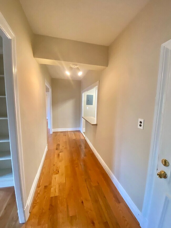 Building Photo - Have Breakfast at Tiffany's! Dupont's Gleaming Light Filled 2 En-suites w/ W/D at the Tiffany!