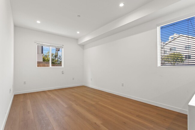 Building Photo - 1631 S New Hampshire Ave