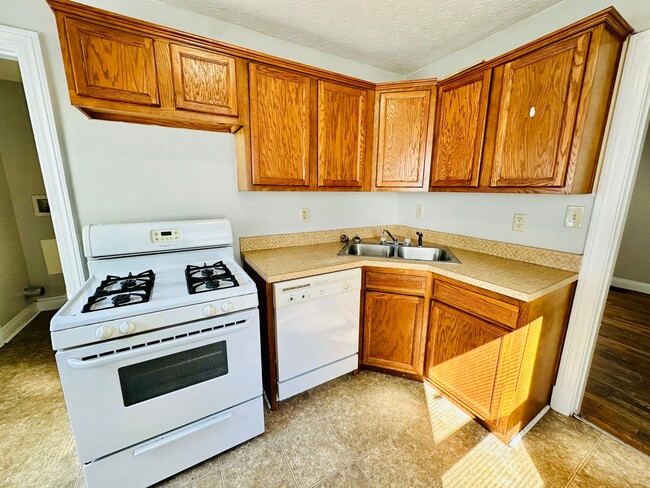 Building Photo - Charming 4 Bedroom by Churchill Downs