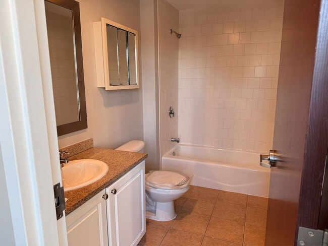 Building Photo - 210 Farmington Ave