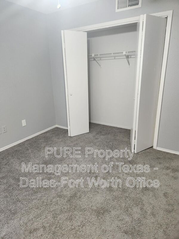 Building Photo - 4004 W Pioneer Dr
