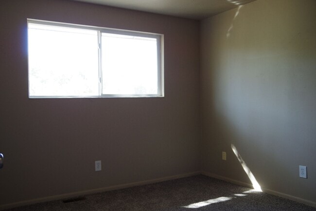 Building Photo - NOW AVAILABLE! MUST SEE - BEAUTIFUL 4BR/3B...