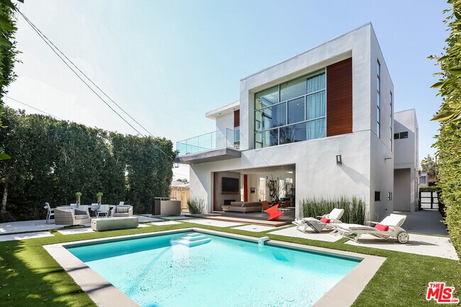 Building Photo - 912 N Crescent Heights Blvd