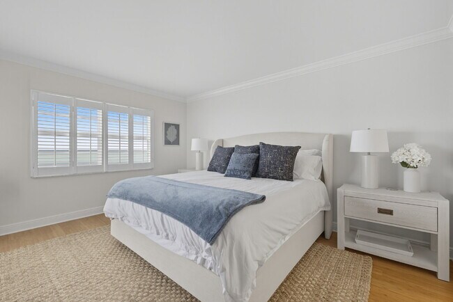 Building Photo - Naples Continental - Condo on the beach!!