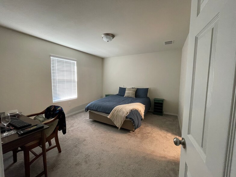 Building Photo - 1813 Acacia Dr