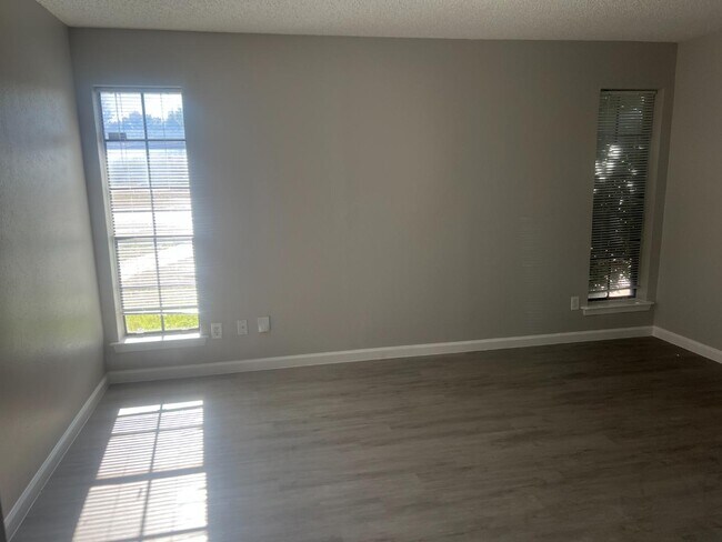 Building Photo - 119-121 Wildwood Dr