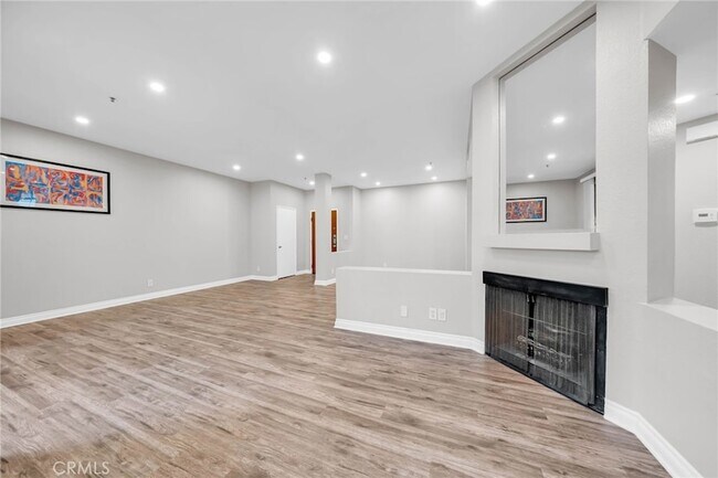 Building Photo - 2559 Plaza del Amo