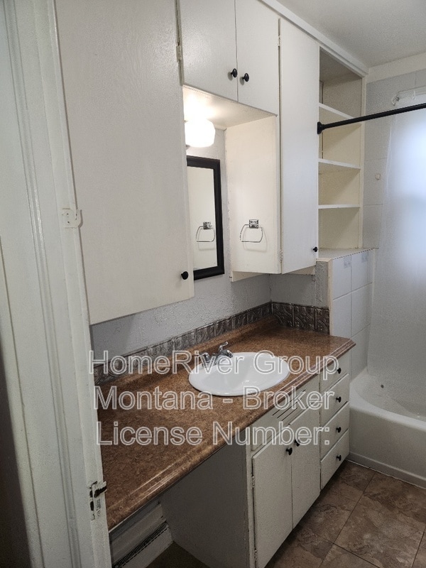 Building Photo - 529 Brooks St