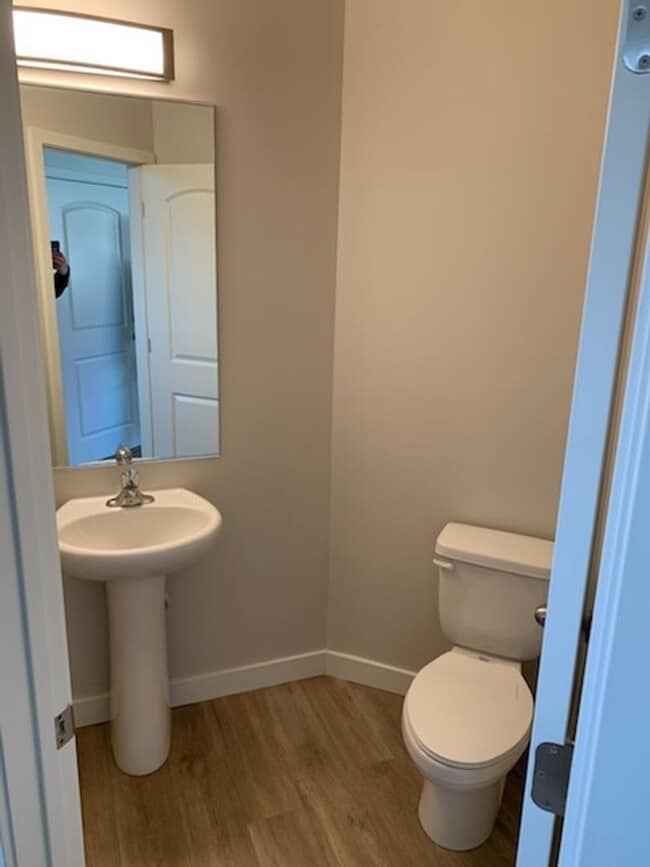 Building Photo - Spacious 4-Bedroom End-Unit Townhome with 2-Car Garage | Pet-Friendly | American Fork